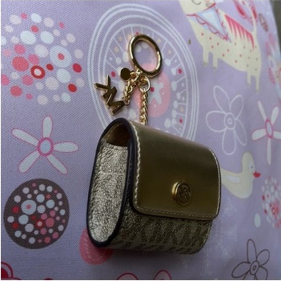 Michael Kors Jet Set Travel AirPod Case - Picture 3 of 15